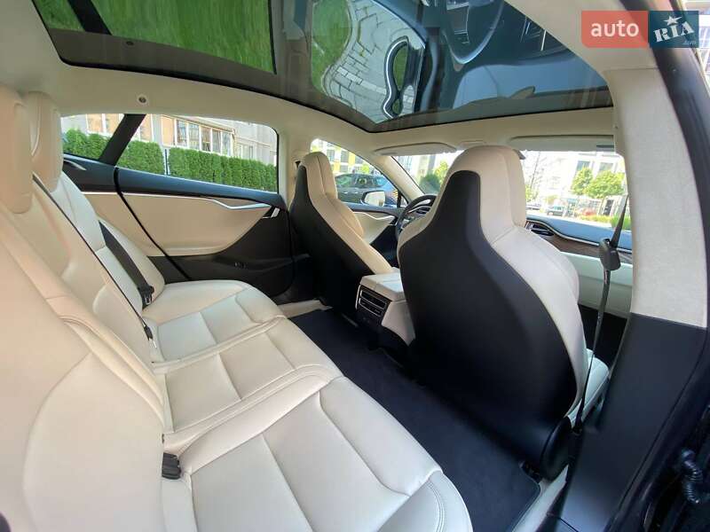 Лифтбек Tesla Model S 2018 в Львове