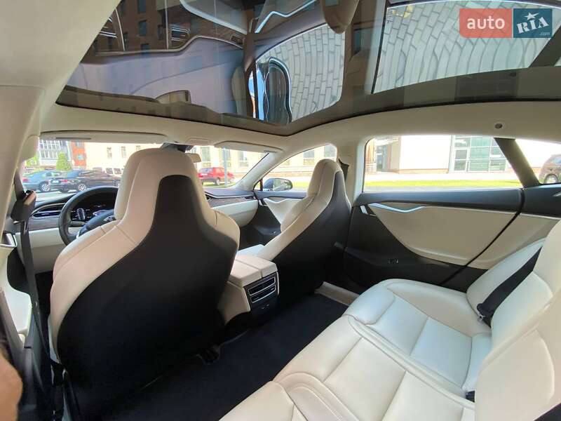 Лифтбек Tesla Model S 2018 в Львове