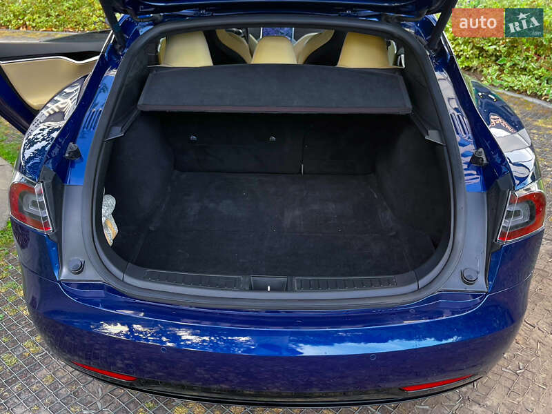 Ліфтбек Tesla Model S 2016 в Львові