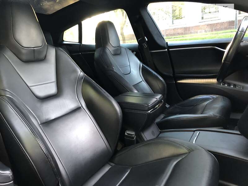 Лифтбек Tesla Model S 2016 в Виннице