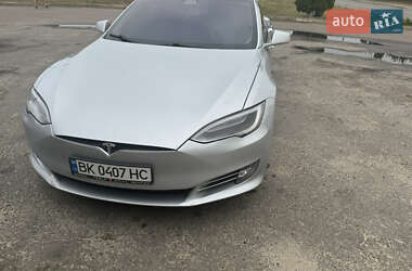 Лифтбек Tesla Model S 2018 в Сарнах