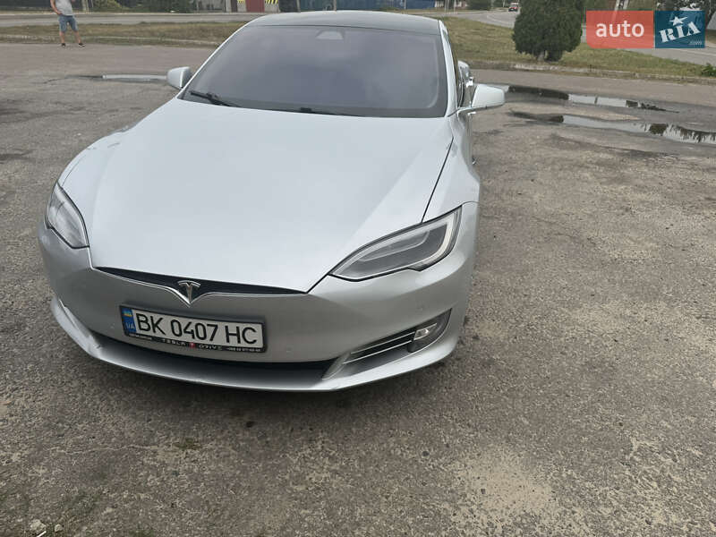 Лифтбек Tesla Model S 2018 в Сарнах