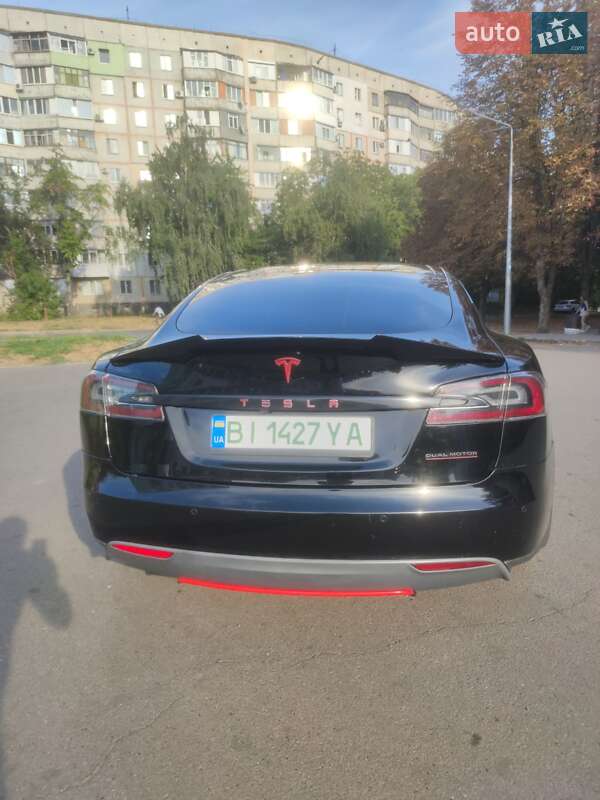 Лифтбек Tesla Model S 2015 в Полтаве