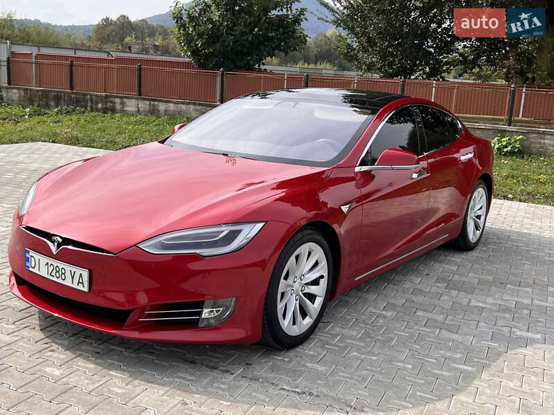 Лифтбек Tesla Model S 2017 в Черновцах