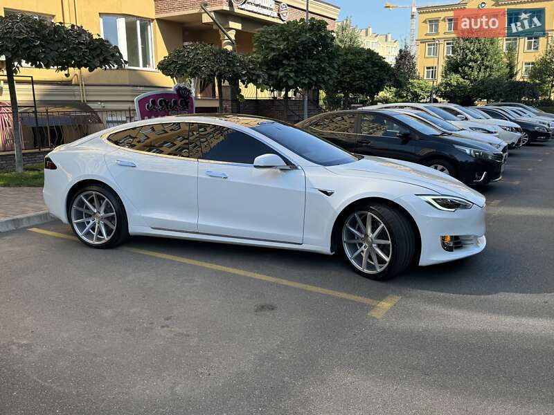 Лифтбек Tesla Model S 2020 в Киеве