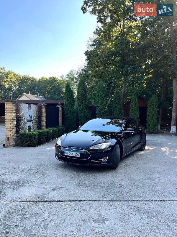 Лифтбек Tesla Model S 2016 в Сарнах