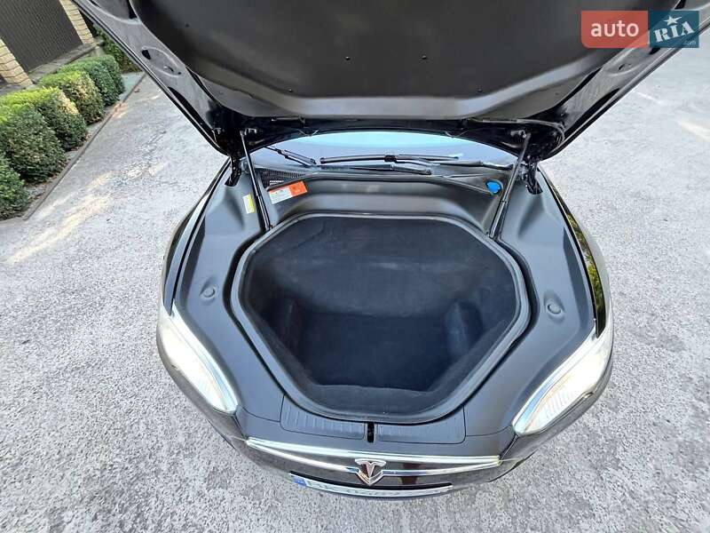 Лифтбек Tesla Model S 2016 в Сарнах