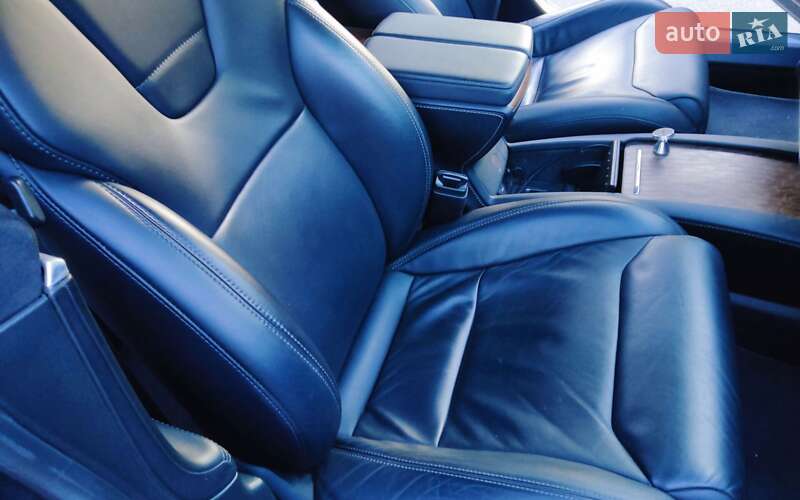Лифтбек Tesla Model S 2017 в Днепре