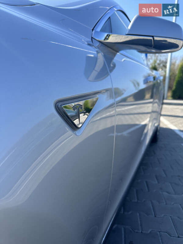 Ліфтбек Tesla Model S 2013 в Стрию