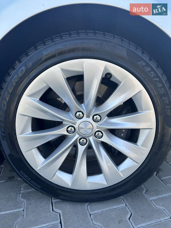 Ліфтбек Tesla Model S 2013 в Стрию