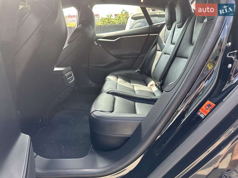 Лифтбек Tesla Model S 2018 в Львове