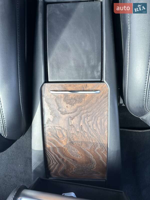 Лифтбек Tesla Model S 2018 в Львове