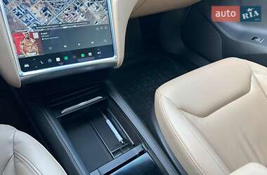 Лифтбек Tesla Model S 2015 в 
