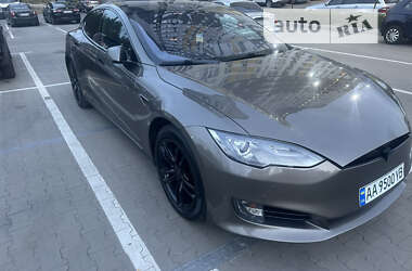 Ліфтбек Tesla Model S 2015 в Ірпені