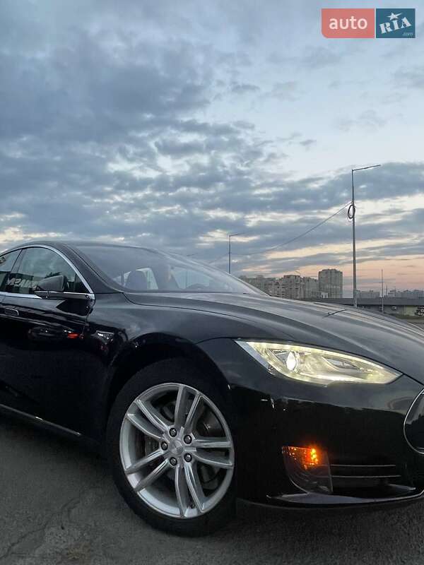 Ліфтбек Tesla Model S 2015 в Києві