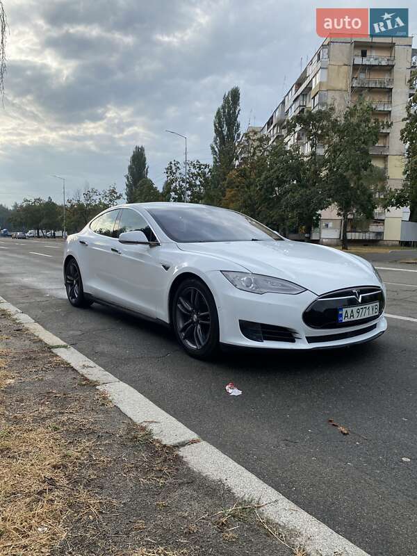 Лифтбек Tesla Model S 2015 в Киеве