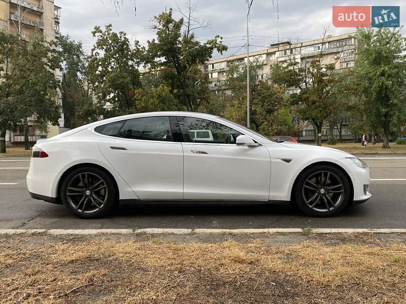 Лифтбек Tesla Model S 2015 в Киеве