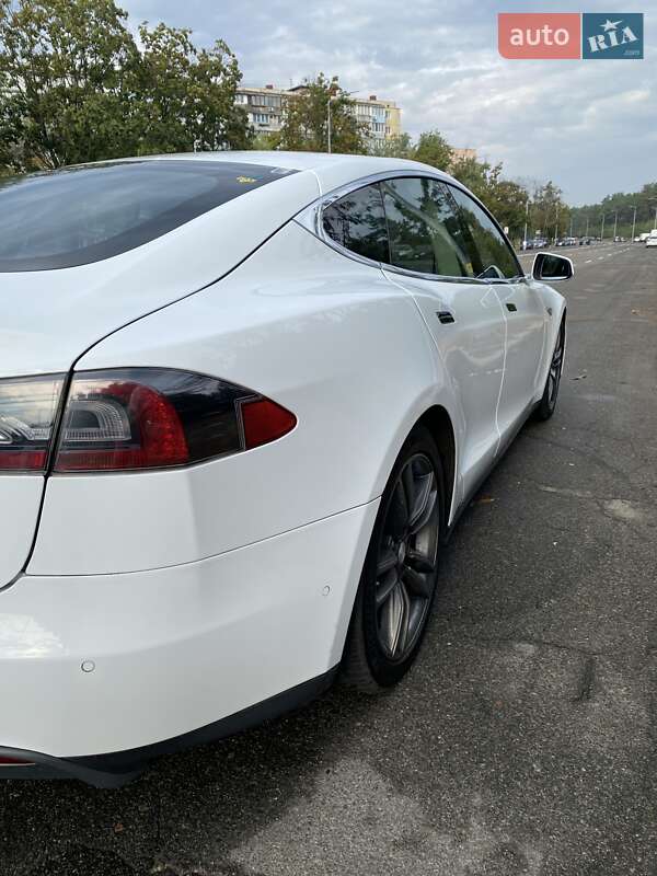 Лифтбек Tesla Model S 2015 в Киеве