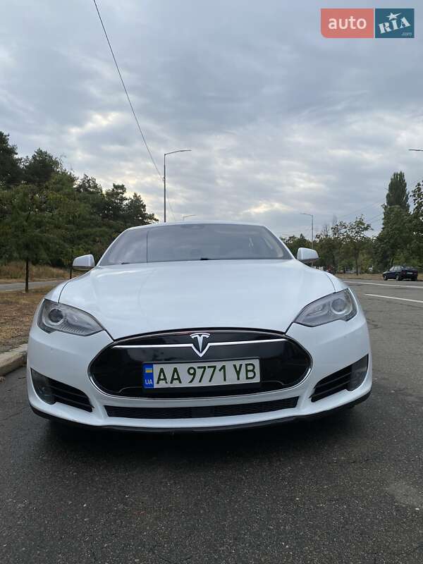 Лифтбек Tesla Model S 2015 в Киеве