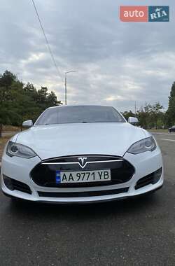 Лифтбек Tesla Model S 2015 в Киеве