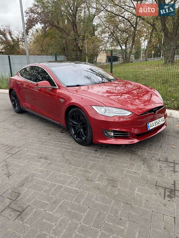 Лифтбек Tesla Model S 2015 в 