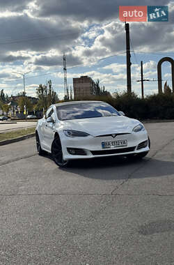 Лифтбек Tesla Model S 2017 в 