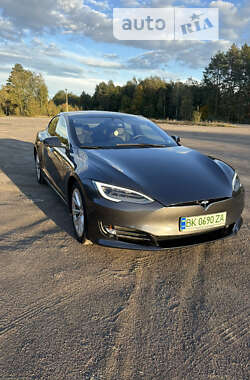 Лифтбек Tesla Model S 2017 в Сарнах