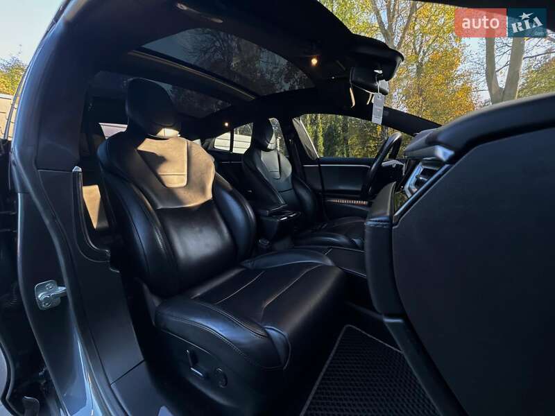 Лифтбек Tesla Model S 2015 в Львове