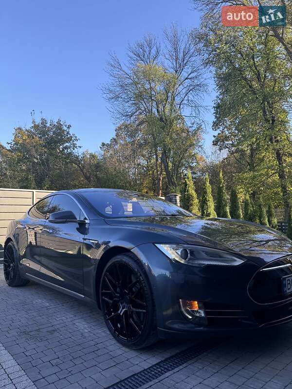 Лифтбек Tesla Model S 2015 в Львове