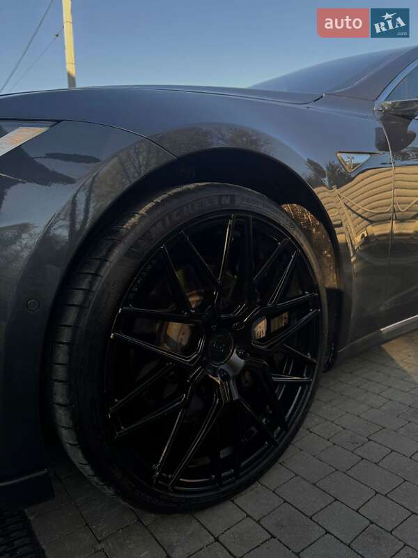 Лифтбек Tesla Model S 2015 в Львове