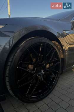 Лифтбек Tesla Model S 2015 в 