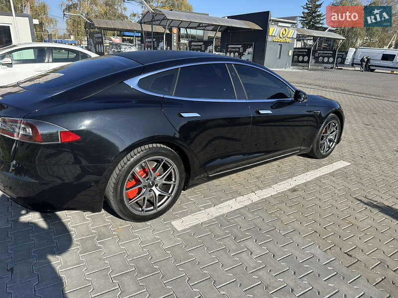 Ліфтбек Tesla Model S 2017 в Чернівцях