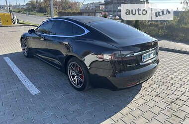 Лифтбек Tesla Model S 2017 в Черновцах