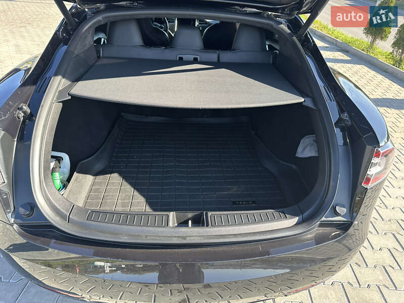 Ліфтбек Tesla Model S 2017 в Чернівцях