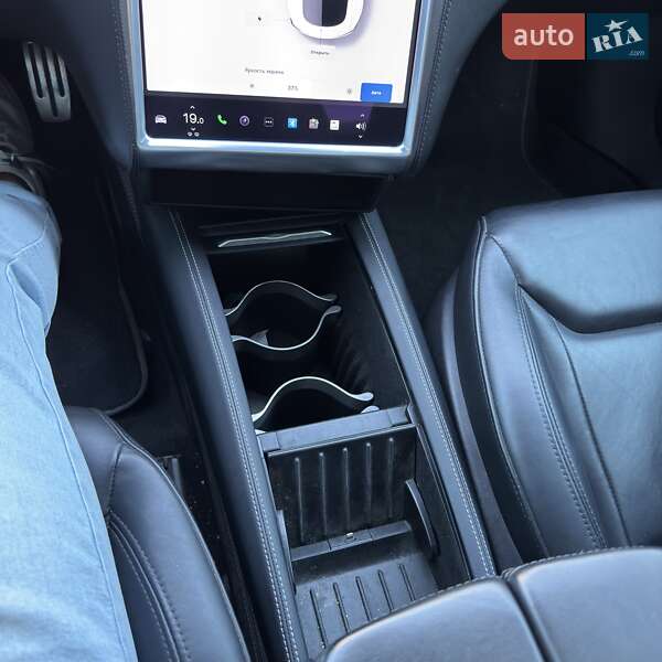 Ліфтбек Tesla Model S 2016 в Львові