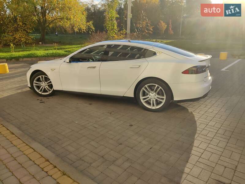 Ліфтбек Tesla Model S 2016 в Львові