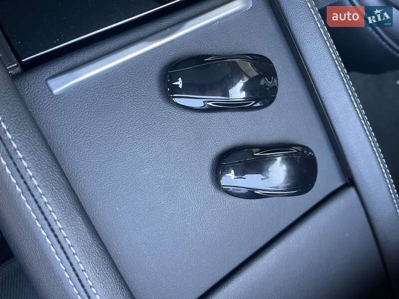 Лифтбек Tesla Model S 2015 в Киеве