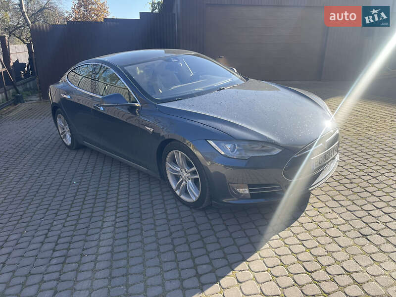 Ліфтбек Tesla Model S 2016 в Львові