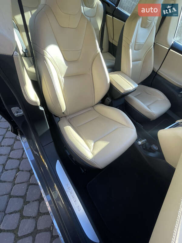 Ліфтбек Tesla Model S 2016 в Львові