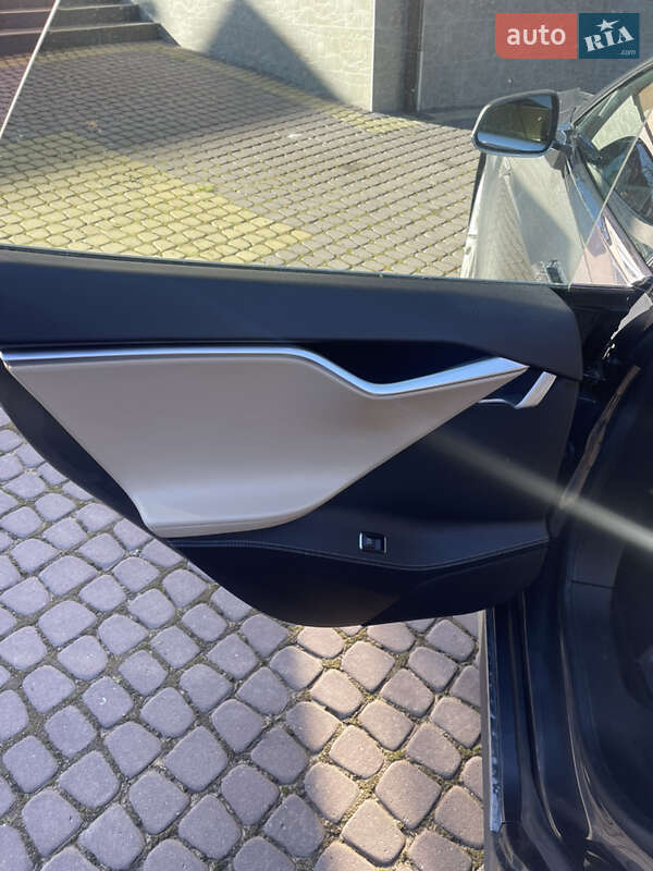 Лифтбек Tesla Model S 2016 в Львове
