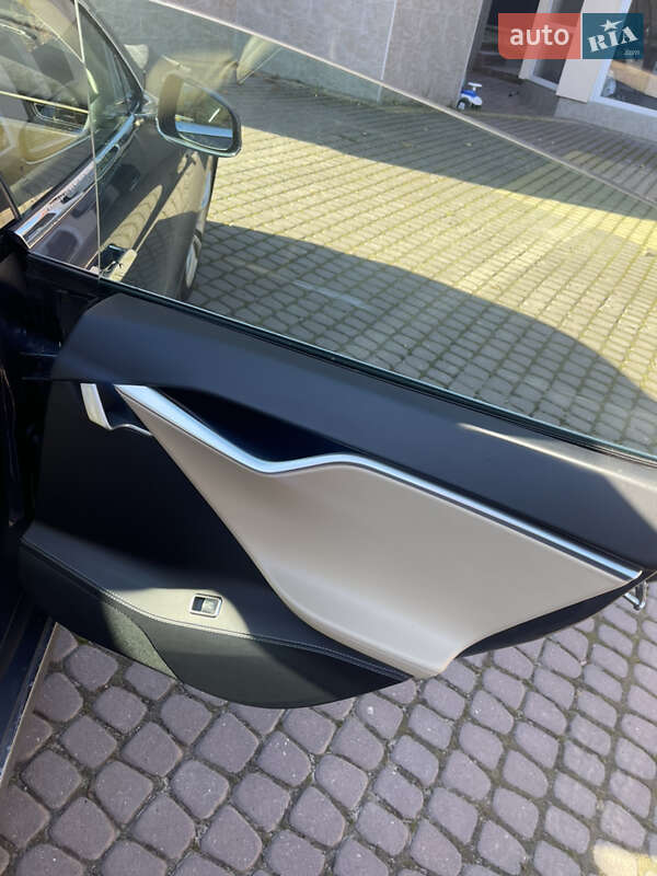 Ліфтбек Tesla Model S 2016 в Львові