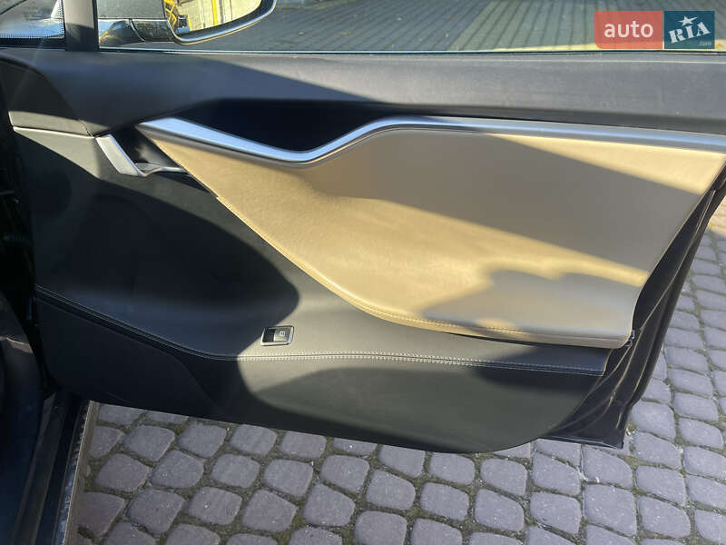 Ліфтбек Tesla Model S 2016 в Львові
