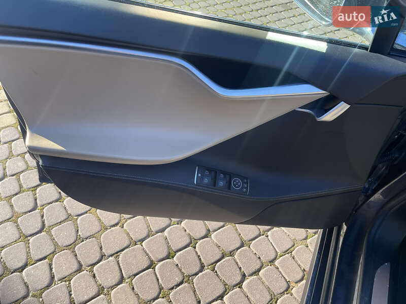 Лифтбек Tesla Model S 2016 в Львове