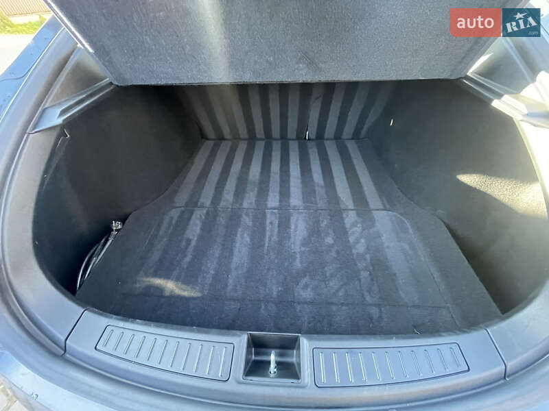 Ліфтбек Tesla Model S 2016 в Львові