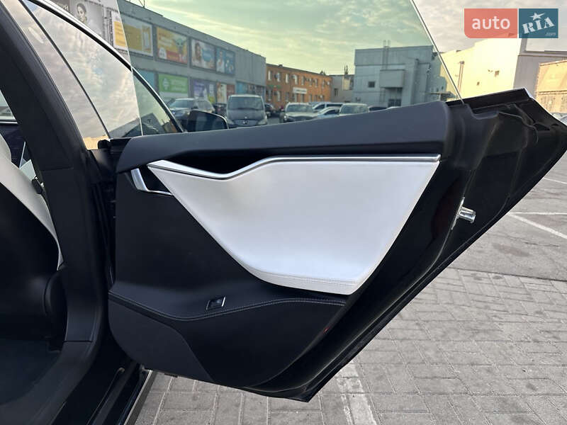 Лифтбек Tesla Model S 2017 в Павлограде