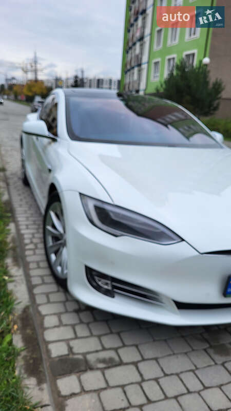 Лифтбек Tesla Model S 2017 в Ивано-Франковске