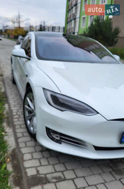 Лифтбек Tesla Model S 2017 в 