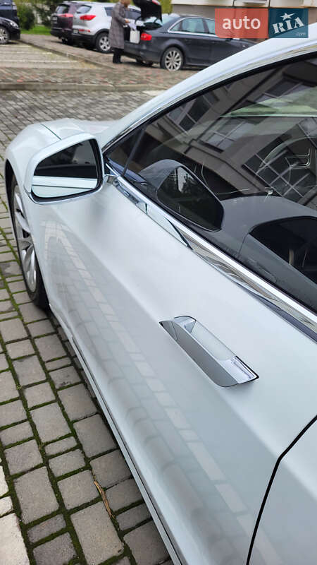 Лифтбек Tesla Model S 2017 в Ивано-Франковске