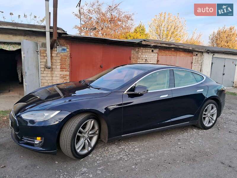 Лифтбек Tesla Model S 2015 в 