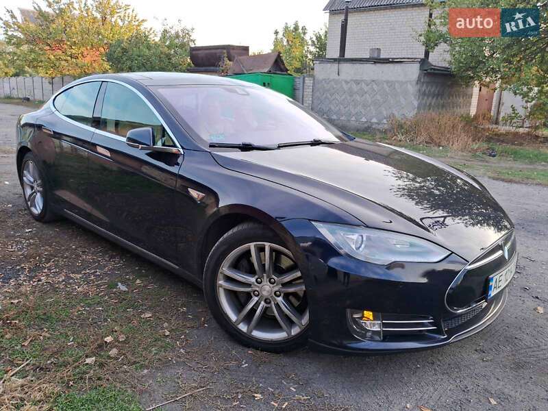 Лифтбек Tesla Model S 2015 в Павлограде